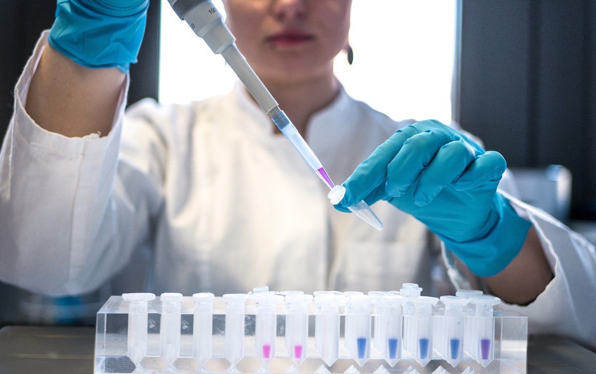 Análises físico-químicas em laboratório do SENAI